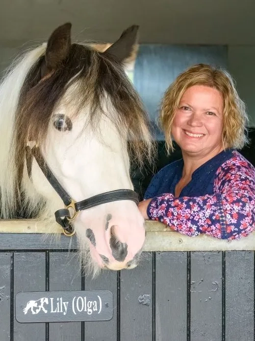Redwings Olga in a stable with her Guardian